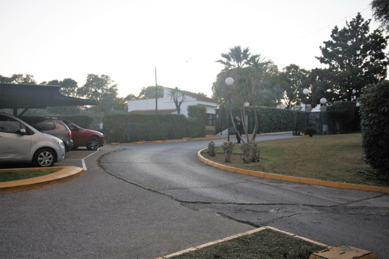 Bonito Apart. Con Parking Y Piscina Mairena del Aljarafe Exterior photo